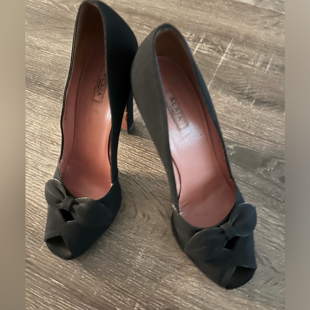 Alaia black pump size 38.5